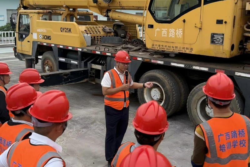 广西路桥集团第四期特种设备安全管理培训班在我校举办