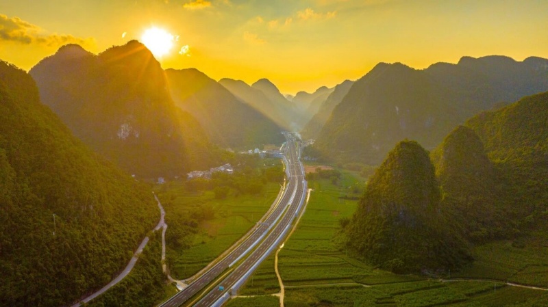 我公司参建的巴羌高速今日建成通车